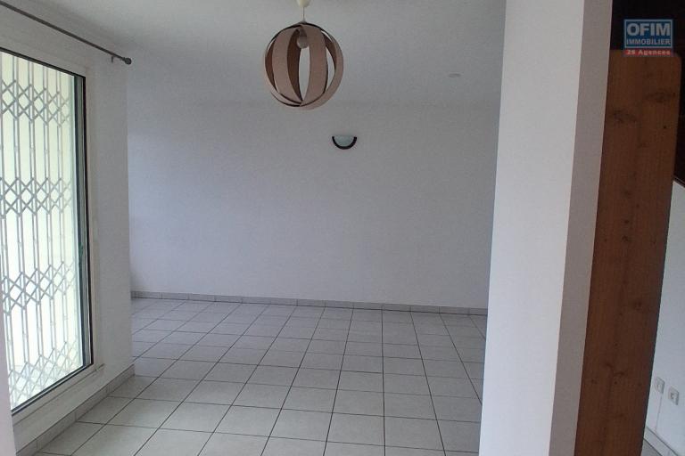 A LOUER appartement de type F3 au BERNICA à SAINT-GILLES LES HAUTS