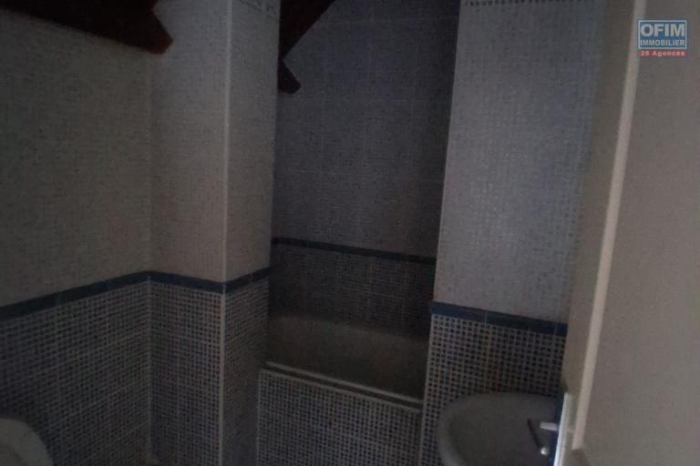 A LOUER appartement de type F3 au BERNICA à SAINT-GILLES LES HAUTS