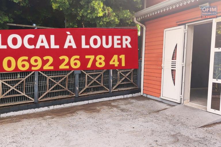 &Agrave; LOUER &ndash; Local Commercial de 32 m2 RN3 au Tampon  | 750&euro; HT/mois