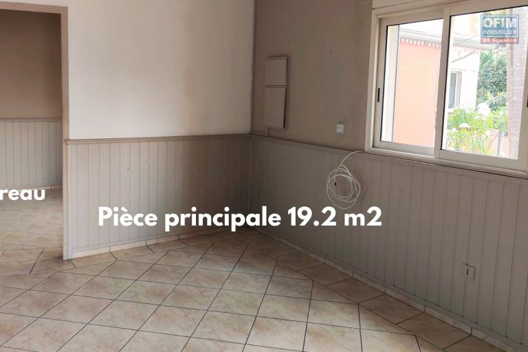 &Agrave; LOUER &ndash; Local Commercial de 32 m2 RN3 au Tampon  | 750&euro; HT/mois