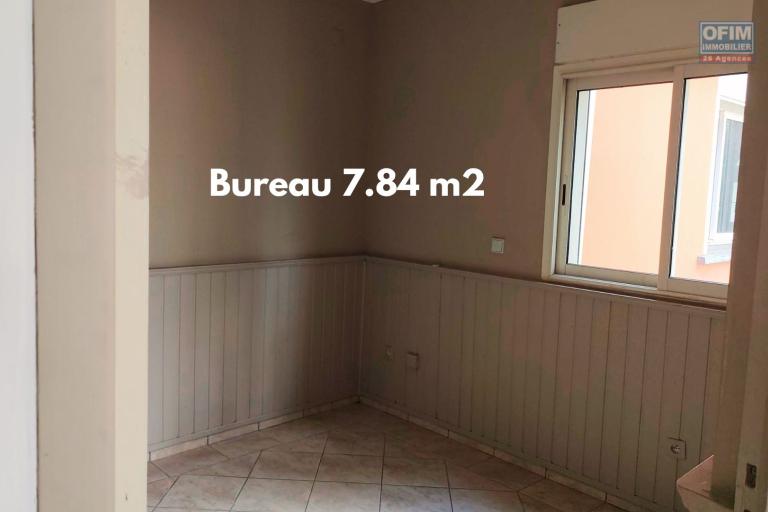 &Agrave; LOUER &ndash; Local Commercial de 32 m2 RN3 au Tampon  | 750&euro; HT/mois