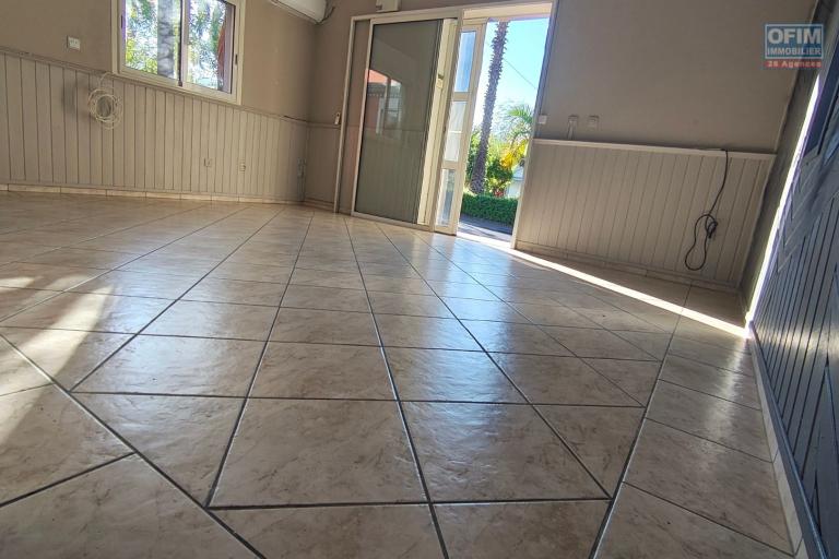 &Agrave; LOUER &ndash; Local Commercial de 32 m2 RN3 au Tampon  | 750&euro; HT/mois