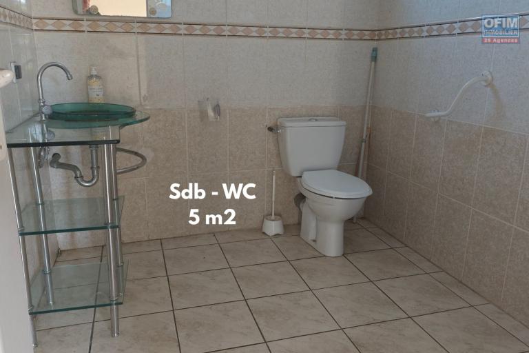&Agrave; LOUER &ndash; Local Commercial de 32 m2 RN3 au Tampon  | 750&euro; HT/mois