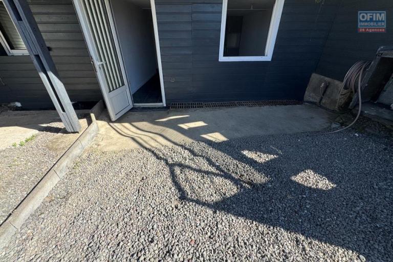 A louer joli F2 ind&eacute;pendant au rez-de-chauss&eacute;e d'une villa avec cours priv&eacute;e le Tampon Bras Creux