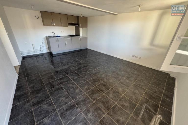 A louer joli F2 ind&eacute;pendant au rez-de-chauss&eacute;e d'une villa avec cours priv&eacute;e le Tampon Bras Creux