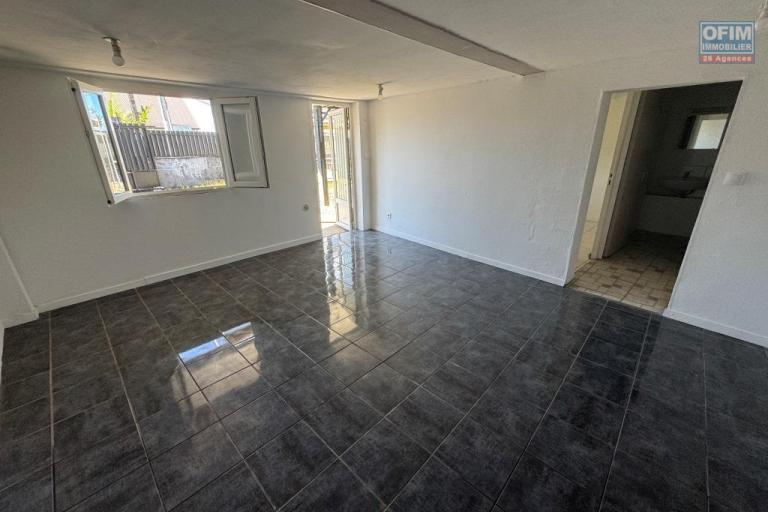 A louer joli F2 ind&eacute;pendant au rez-de-chauss&eacute;e d'une villa avec cours priv&eacute;e le Tampon Bras Creux