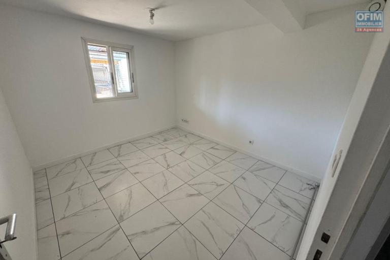 A louer joli F2 ind&eacute;pendant au rez-de-chauss&eacute;e d'une villa avec cours priv&eacute;e le Tampon Bras Creux