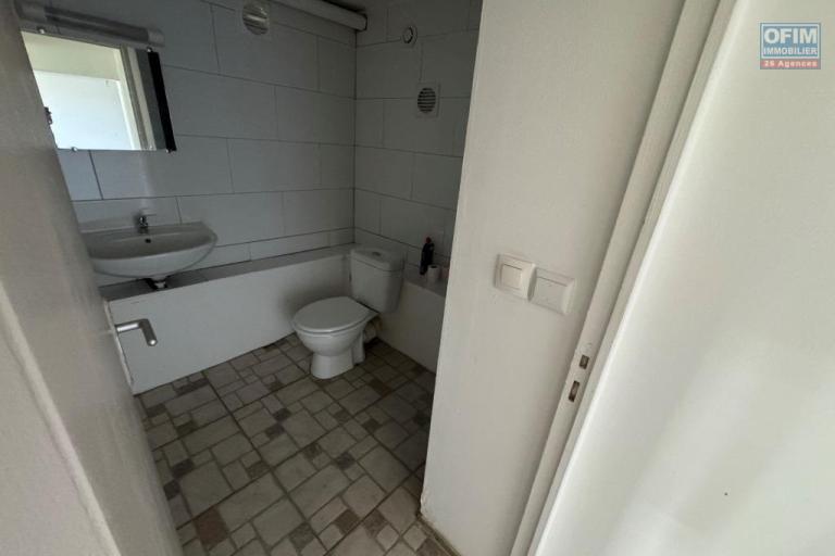 A louer joli F2 ind&eacute;pendant au rez-de-chauss&eacute;e d'une villa avec cours priv&eacute;e le Tampon Bras Creux