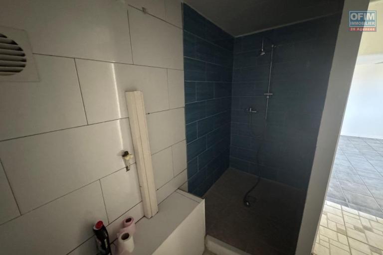 A louer joli F2 ind&eacute;pendant au rez-de-chauss&eacute;e d'une villa avec cours priv&eacute;e le Tampon Bras Creux