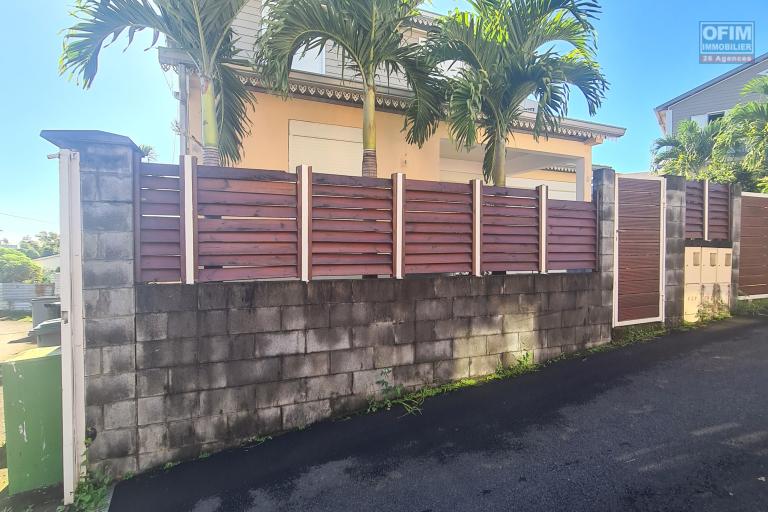 A louer villa F4, 3 chambres, bureau, garage ferm&eacute;, jardin cl&ocirc;tur&eacute; sur lotissement r&eacute;sidentiel &agrave; Bras des Chevrettes/ Saint Andr&eacute;