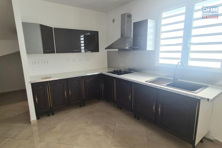 A louer villa F4, 3 chambres, bureau, garage ferm&eacute;, jardin cl&ocirc;tur&eacute; sur lotissement r&eacute;sidentiel &agrave; Bras des Chevrettes/ Saint Andr&eacute;