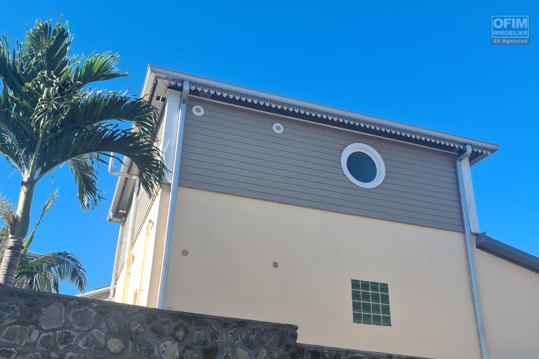 A louer villa F4, 3 chambres, bureau, garage ferm&eacute;, jardin cl&ocirc;tur&eacute; sur lotissement r&eacute;sidentiel &agrave; Bras des Chevrettes/ Saint Andr&eacute;