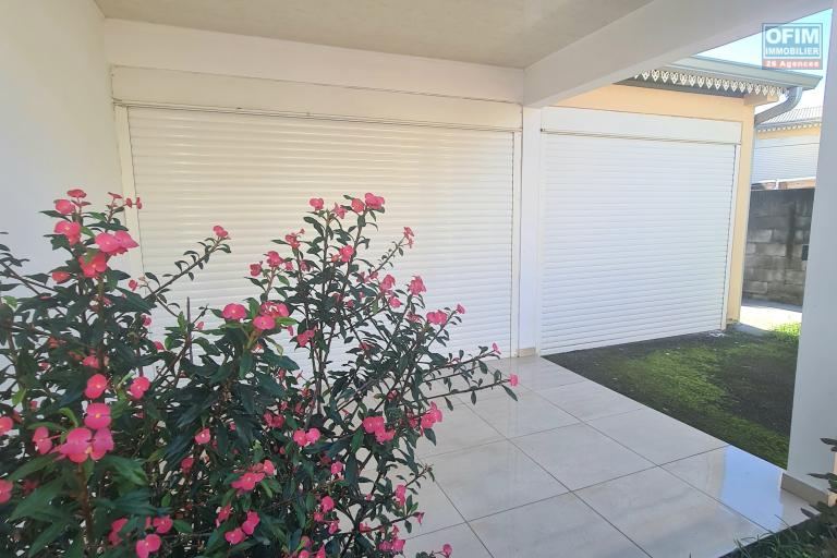 A louer villa F4, 3 chambres, bureau, garage ferm&eacute;, jardin cl&ocirc;tur&eacute; sur lotissement r&eacute;sidentiel &agrave; Bras des Chevrettes/ Saint Andr&eacute;