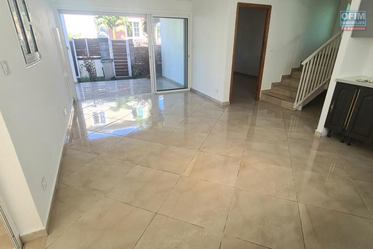 A louer villa F4, 3 chambres, bureau, garage ferm&eacute;, jardin cl&ocirc;tur&eacute; sur lotissement r&eacute;sidentiel &agrave; Bras des Chevrettes/ Saint Andr&eacute;