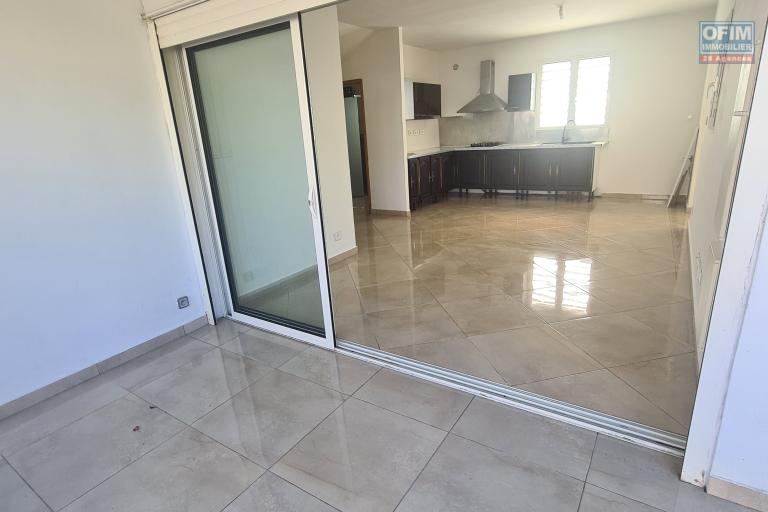 A louer villa F4, 3 chambres, bureau, garage ferm&eacute;, jardin cl&ocirc;tur&eacute; sur lotissement r&eacute;sidentiel &agrave; Bras des Chevrettes/ Saint Andr&eacute;