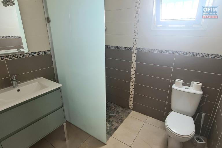 A louer villa F4, 3 chambres, bureau, garage ferm&eacute;, jardin cl&ocirc;tur&eacute; sur lotissement r&eacute;sidentiel &agrave; Bras des Chevrettes/ Saint Andr&eacute;