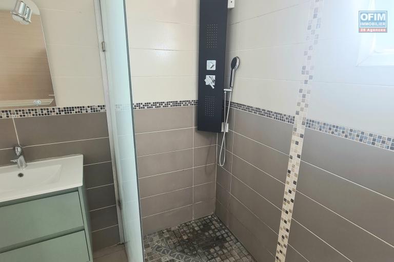 A louer villa F4, 3 chambres, bureau, garage ferm&eacute;, jardin cl&ocirc;tur&eacute; sur lotissement r&eacute;sidentiel &agrave; Bras des Chevrettes/ Saint Andr&eacute;