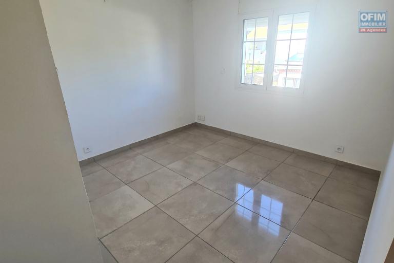 A louer villa F4, 3 chambres, bureau, garage ferm&eacute;, jardin cl&ocirc;tur&eacute; sur lotissement r&eacute;sidentiel &agrave; Bras des Chevrettes/ Saint Andr&eacute;