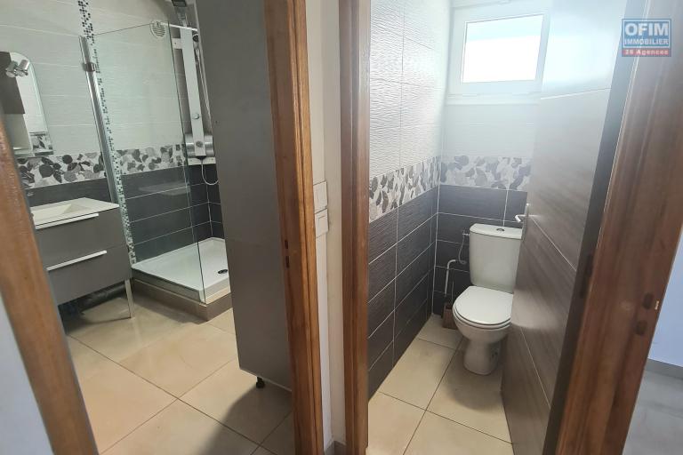 A louer villa F4, 3 chambres, bureau, garage ferm&eacute;, jardin cl&ocirc;tur&eacute; sur lotissement r&eacute;sidentiel &agrave; Bras des Chevrettes/ Saint Andr&eacute;