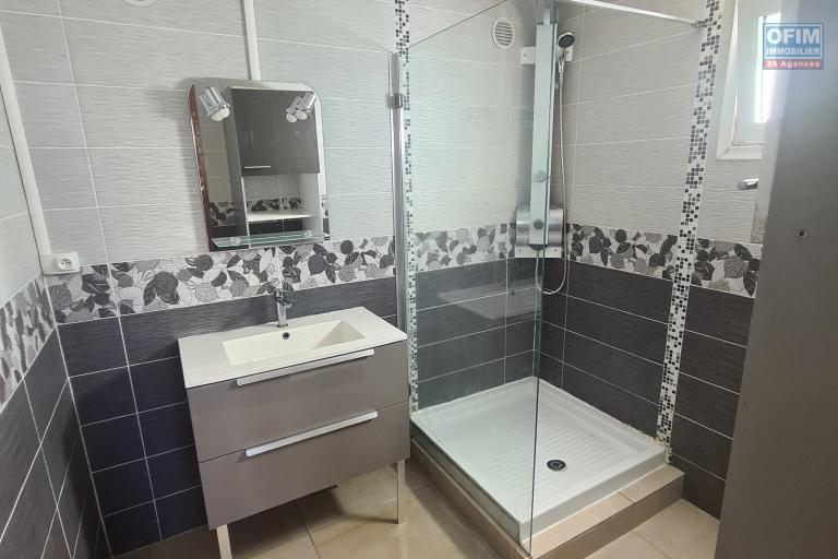 A louer villa F4, 3 chambres, bureau, garage ferm&eacute;, jardin cl&ocirc;tur&eacute; sur lotissement r&eacute;sidentiel &agrave; Bras des Chevrettes/ Saint Andr&eacute;