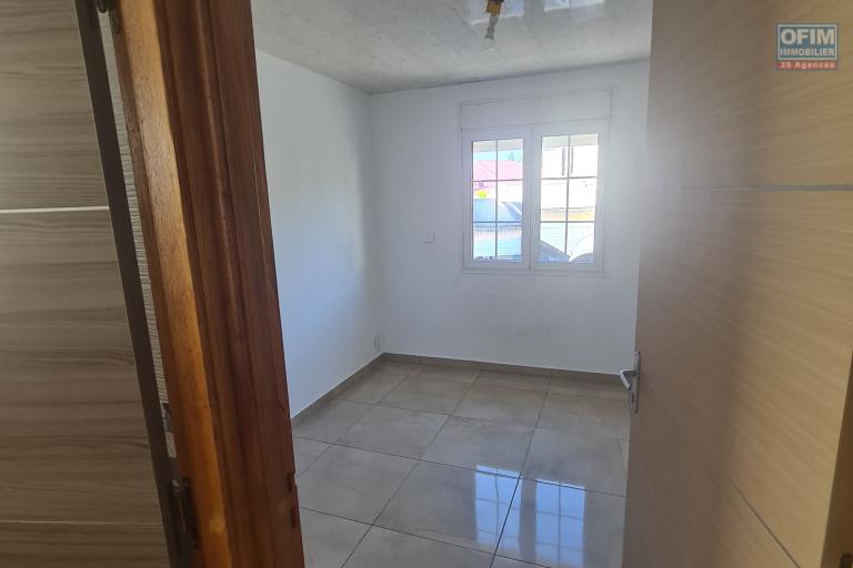 A louer villa F4, 3 chambres, bureau, garage ferm&eacute;, jardin cl&ocirc;tur&eacute; sur lotissement r&eacute;sidentiel &agrave; Bras des Chevrettes/ Saint Andr&eacute;