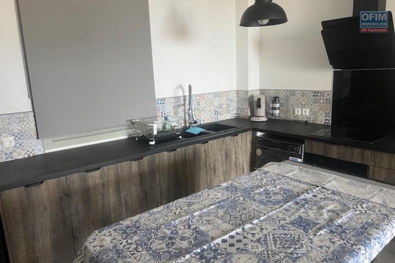 A Louer jolie charmant T2 meubl&eacute;e offrant une belle vue oc&eacute;an