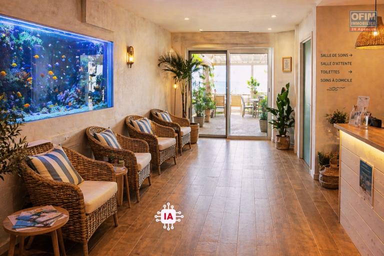 A louer local commercial / professionnel de 100m2 avec Terrasse proche front de mer Saint-Pierre &agrave; 1700&euro; HT