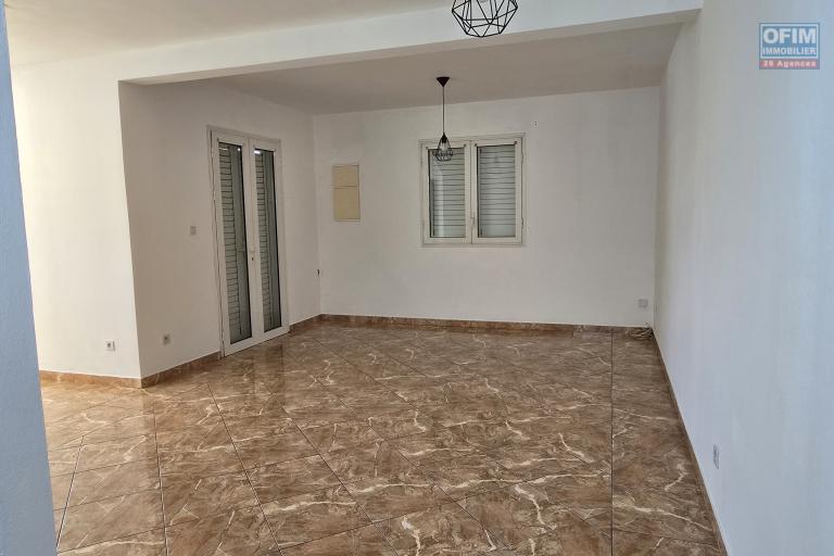 &Agrave; louer &ndash; Villa jumel&eacute;e F4 en R+1 &ndash; Saint-Andr&eacute; (proche centre-ville)