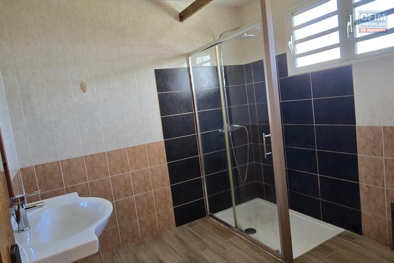 &Agrave; louer &ndash; Villa jumel&eacute;e F4 en R+1 &ndash; Saint-Andr&eacute; (proche centre-ville)