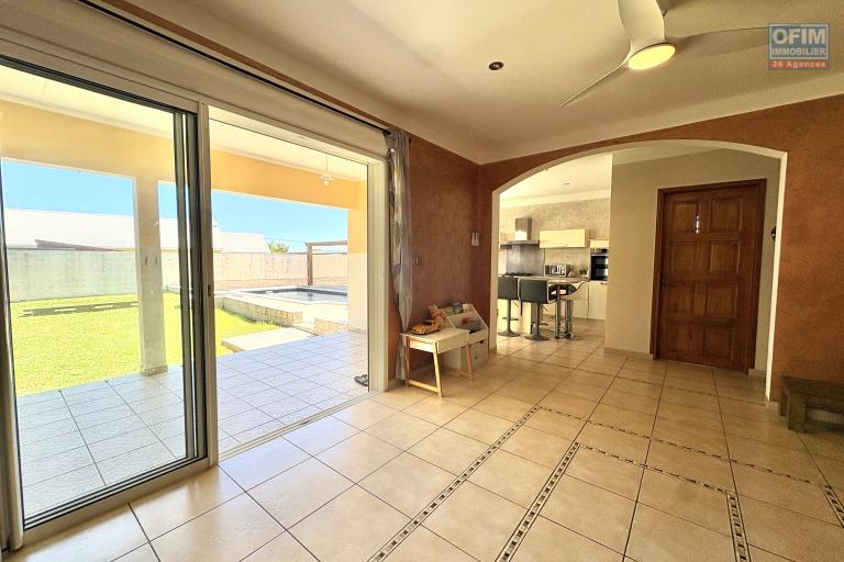 A vendre magnifique Villa F4 avec piscine et grand garage &agrave; Sainte-Anne