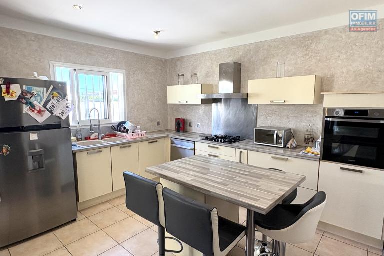 A vendre magnifique Villa F4 avec piscine et grand garage &agrave; Sainte-Anne