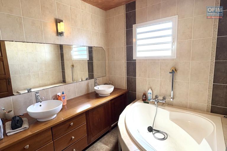 A vendre magnifique Villa F4 avec piscine et grand garage &agrave; Sainte-Anne