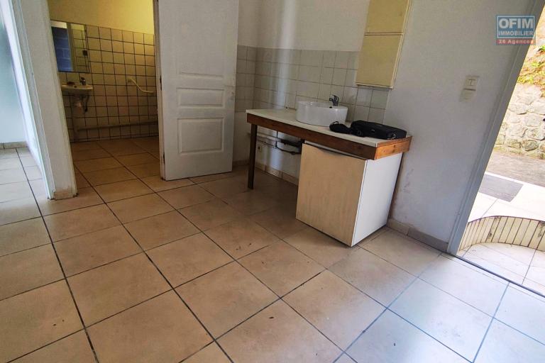 A louer local professionnel / m&eacute;dical de 50 m2 &agrave; 750&euro; HT/mois | Petite Ile - Ravine du Pont