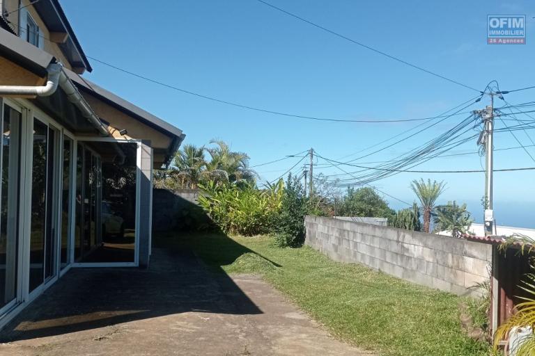  Louer villa F6 avec garage dans les hauts des AVIRONS proche du TEVELAVE