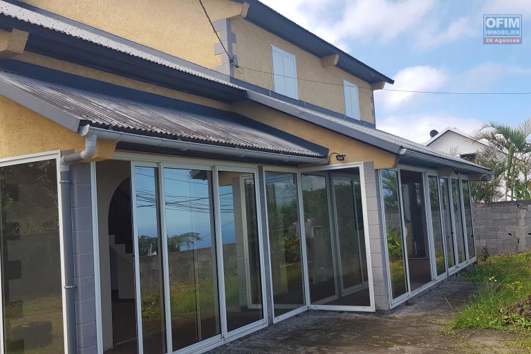  Louer villa F6 avec garage dans les hauts des AVIRONS proche du TEVELAVE