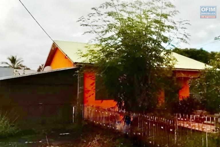 Villa F4 en dur sous t&ocirc;le &agrave; r&eacute;nover