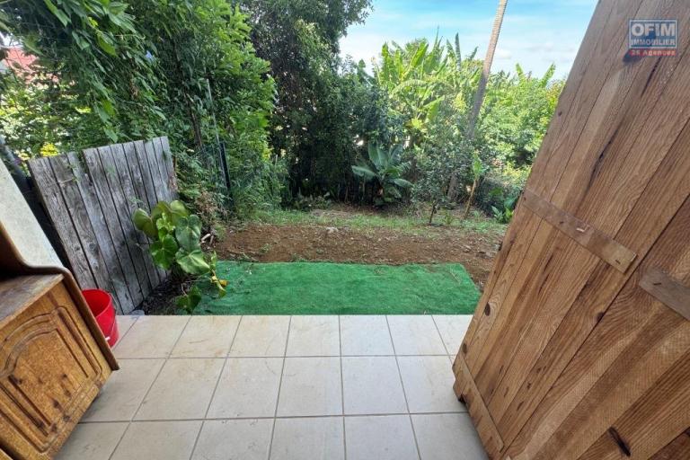 A louer grand studio d'environ 35 m&sup2; avec jardin privatif proche de l'universit&eacute; le Tampon