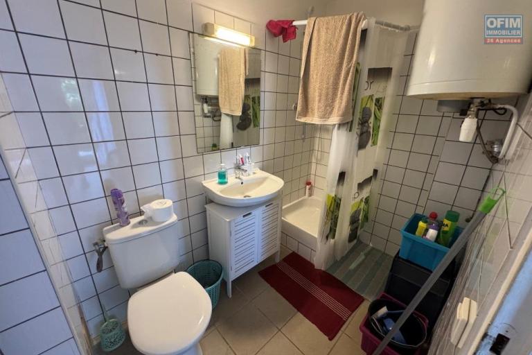 A louer grand studio d'environ 35 m&sup2; avec jardin privatif proche de l'universit&eacute; le Tampon