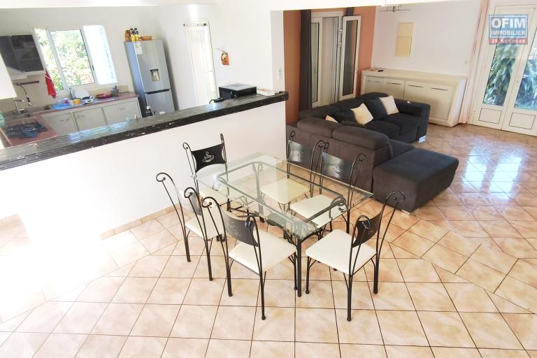 A louer belle villa F6 de 163 m2 avec vue mer et montagne - S&eacute;jour / salle &agrave; manger / cuisine