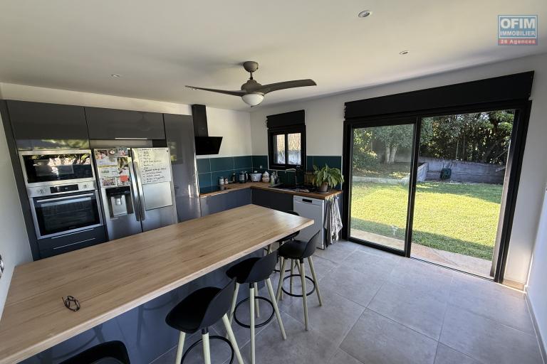 Jolie maison neuve de 120 m&sup2; habitables + 20 m&sup2; de garage + 40 m&sup2; local ferm&eacute;, piscine au sel chauff&eacute;e, vue mer &agrave; 350 m d'altitude