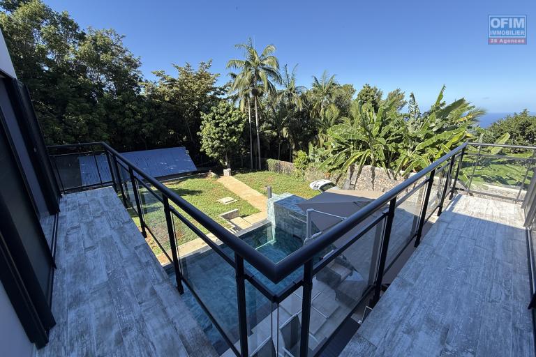 Jolie maison neuve de 120 m&sup2; habitables + 20 m&sup2; de garage + 40 m&sup2; local ferm&eacute; avec piscine au sel chauff&eacute;e, vue mer &agrave; 350 m d'altitude