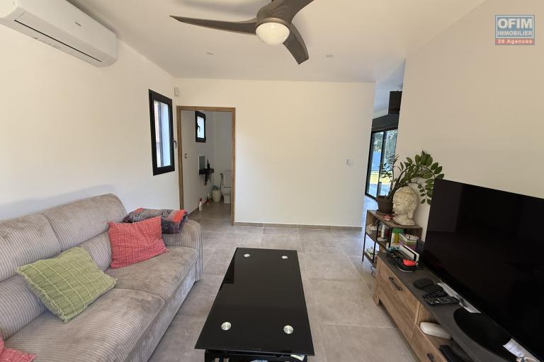 Jolie maison neuve de 120 m&sup2; habitables + 20 m&sup2; de garage + 40 m&sup2; local ferm&eacute;, piscine au sel chauff&eacute;e, vue mer &agrave; 350 m d'altitude