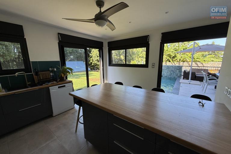 Jolie maison neuve de 120 m&sup2; habitables + 20 m&sup2; de garage + 40 m&sup2; local ferm&eacute; avec piscine au sel chauff&eacute;e, vue mer &agrave; 350 m d'altitude