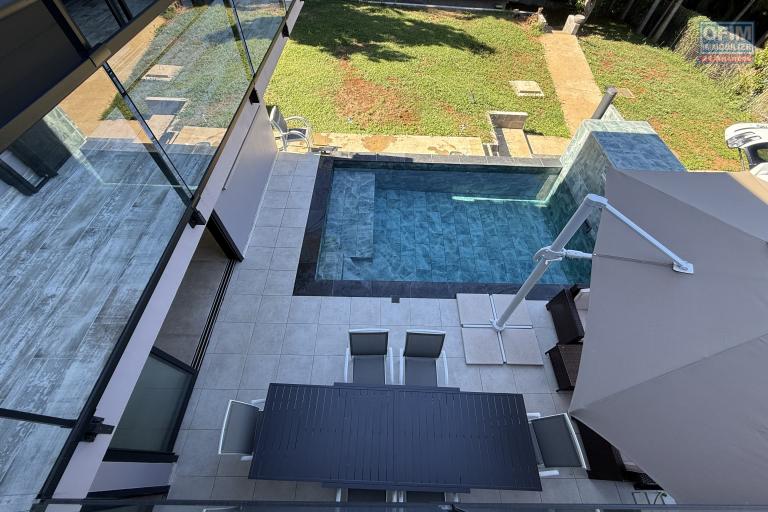 Jolie maison neuve de 120 m&sup2; habitables + 20 m&sup2; de garage + 40 m&sup2; local ferm&eacute; avec piscine au sel chauff&eacute;e, vue mer &agrave; 350 m d'altitude