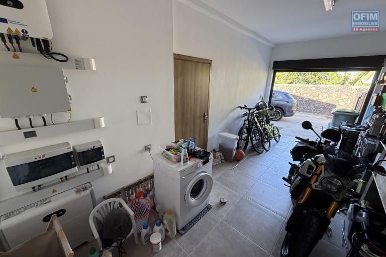 Jolie maison neuve de 120 m&sup2; habitables + 20 m&sup2; de garage + 40 m&sup2; local ferm&eacute; avec piscine au sel chauff&eacute;e, vue mer &agrave; 350 m d'altitude