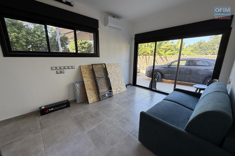 Jolie maison neuve de 120 m&sup2; habitables + 20 m&sup2; de garage + 40 m&sup2; local ferm&eacute;, piscine au sel chauff&eacute;e, vue mer &agrave; 350 m d'altitude