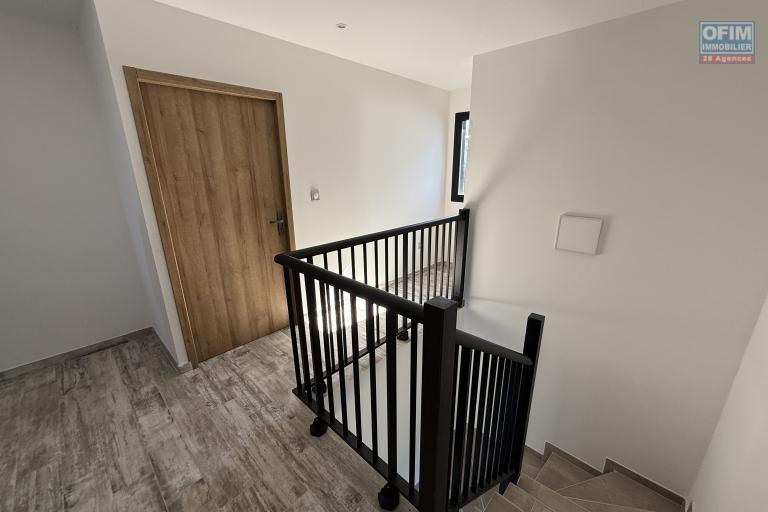 Jolie maison neuve de 120 m&sup2; habitables + 20 m&sup2; de garage + 40 m&sup2; local ferm&eacute; avec piscine au sel chauff&eacute;e, vue mer &agrave; 350 m d'altitude