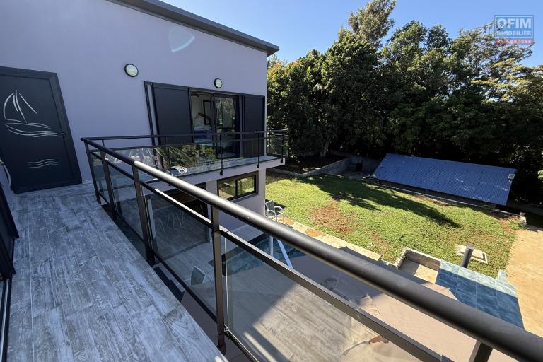 Jolie maison neuve de 120 m&sup2; habitables + 20 m&sup2; de garage + 40 m&sup2; local ferm&eacute; avec piscine au sel chauff&eacute;e, vue mer &agrave; 350 m d'altitude