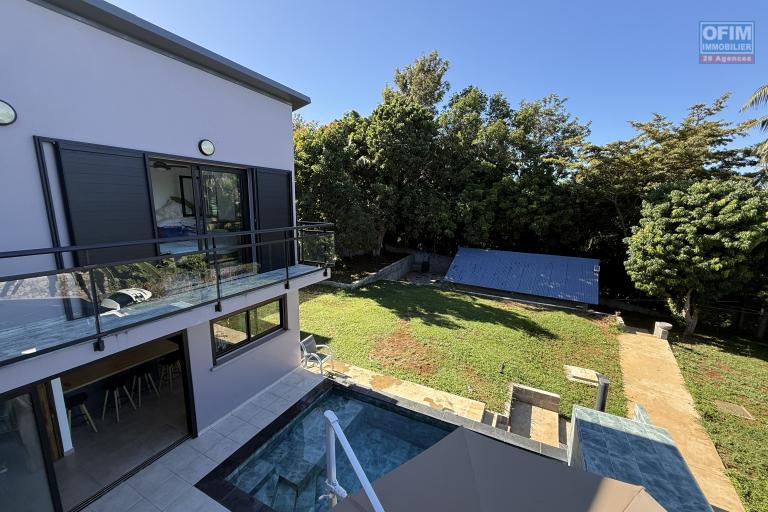 Jolie maison neuve de 120 m&sup2; habitables + 20 m&sup2; de garage + 40 m&sup2; local ferm&eacute;, piscine au sel chauff&eacute;e, vue mer &agrave; 350 m d'altitude