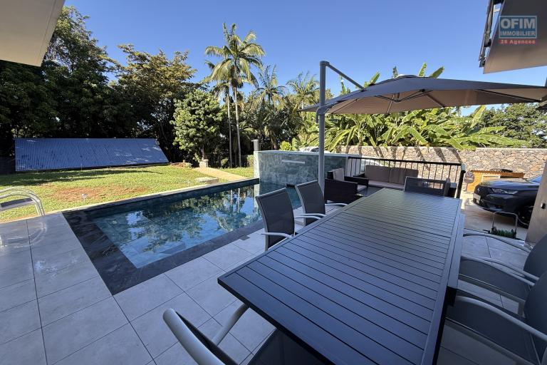 Jolie maison neuve de 120 m&sup2; habitables + 20 m&sup2; de garage + 40 m&sup2; local ferm&eacute; avec piscine au sel chauff&eacute;e, vue mer &agrave; 350 m d'altitude